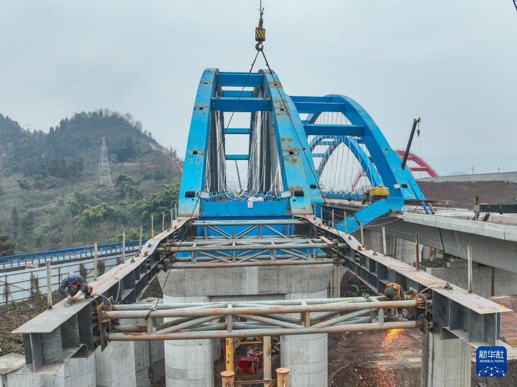 西渝高铁跨营达高速公路大桥全桥顶推完工